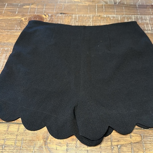 Monteau Black scalloped bottom shorts - Picture 5 of 6